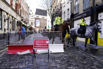 Inglaterra prohíbe reuniones entre amigos y familiares por pandemia de covid Inglaterra prohíbe reuniones entre amigos y familiares por pandemia de covid