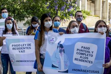 Protesta de médicos residentes que exigen pago de salarios en Colombia Protesta de médicos residentes que exigen pago de salarios en Colombia