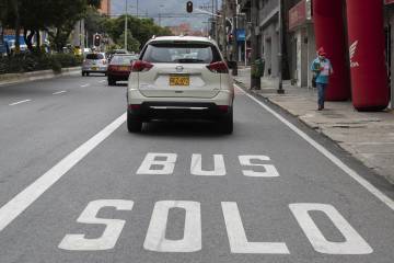 Los buses no tienen la preferencia en sus carriles Los buses no tienen la preferencia en sus carriles