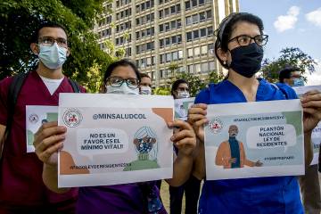 Protesta de médicos residentes que exigen pago de salarios en Colombia Protesta de médicos residentes que exigen pago de salarios en Colombia