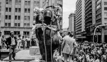 Así se registró la llegada de la escultura Torso de Mujer, del maestro Fernando Botero al centro de Medellín, en 1986, todo un acontecimiento para la ciudad. El sitio se convirtió en referente de encuentro: nos vemos en “La Gorda”. FOTO hervásquez. Así se registró la llegada de la escultura Torso de Mujer, del maestro Fernando Botero al centro de Medellín, en 1986, todo un acontecimiento para la ciudad. El sitio se convirtió en referente de encuentro: nos vemos en “La Gorda”. FOTO hervásquez.