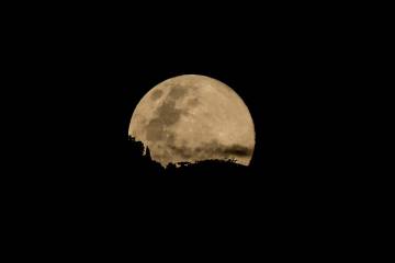 La luna más brillante y grande de abril La luna más brillante y grande de abril