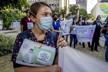 Protesta de médicos residentes que exigen pago de salarios en Colombia Protesta de médicos residentes que exigen pago de salarios en Colombia