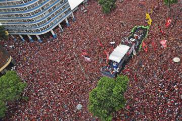 Flamengo se da un baño de masas en Rio de Janeiro Flamengo se da un baño de masas en Rio de Janeiro
