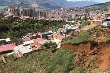 Derrumbe de tierra en barrio Villa Linda de Bello Derrumbe de tierra en barrio Villa Linda de Bello
