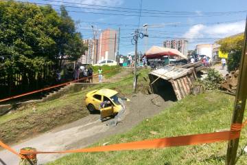 Accidente de tránsito, con volqueta y taxi, en Loma de Pajarito, Robledo Accidente de tránsito, con volqueta y taxi, en Loma de Pajarito, Robledo