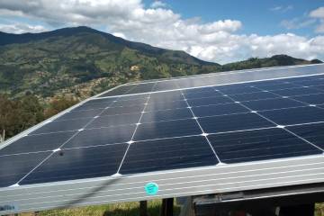 Paneles solares para campesinos que cultivan flores en Medellín Paneles solares para campesinos que cultivan flores en Medellín