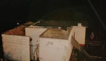 En La Unión se presentó cierre parcial de vías debido a la caída de árboles y el destecho en una vivienda. FOTO CORTESÍA GOBERNACIÓN DE ANTIOQUIA $!En La Unión se presentó cierre parcial de vías debido a la caída de árboles y el destecho en una vivienda. FOTO CORTESÍA GOBERNACIÓN DE ANTIOQUIA