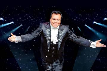 Juan Gabriel: anuncian homenajes con documental, serie y hasta pelicula Juan Gabriel: anuncian homenajes con documental, serie y hasta pelicula