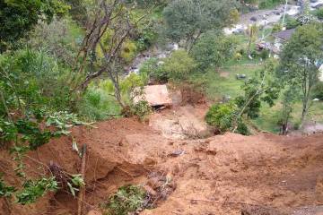 Derrumbe y corte de acueducto en el San Cristóbal, Medellín Derrumbe y corte de acueducto en el San Cristóbal, Medellín