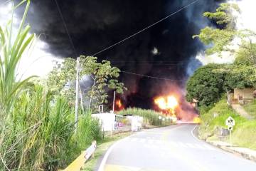 En vía Cisneros-Puerto Berrío, tractocamión se volcó e incineró En vía Cisneros-Puerto Berrío, tractocamión se volcó e incineró