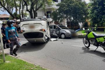 Camioneta se volcó en avenida Bolivariana, en Medellín Camioneta se volcó en avenida Bolivariana, en Medellín