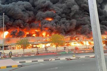 Incendio en mercado de Ajman en Emiratos Árabes Incendio en mercado de Ajman en Emiratos Árabes