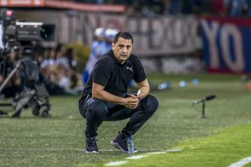 Jairo Vélez, presidente del DIM, agradeció a Aldo Bobadilla su labor como técnico Jairo Vélez, presidente del DIM, agradeció a Aldo Bobadilla su labor como técnico