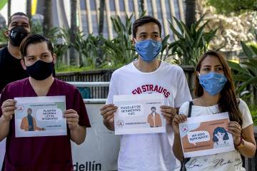 Protesta de médicos residentes que exigen pago de salarios en Colombia Protesta de médicos residentes que exigen pago de salarios en Colombia
