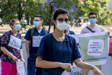 Protesta de médicos residentes que exigen pago de salarios en Colombia Protesta de médicos residentes que exigen pago de salarios en Colombia