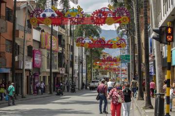 Alumbrados de Navidad ya se instalan en Envigado Alumbrados de Navidad ya se instalan en Envigado
