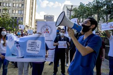 Protesta de médicos residentes que exigen pago de salarios en Colombia Protesta de médicos residentes que exigen pago de salarios en Colombia