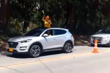 Caravana de carros en Llanogrande respaldando a Álvaro Uribe Caravana de carros en Llanogrande respaldando a Álvaro Uribe