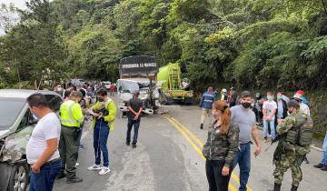 El hecho, que dejó dos heridos, se presentó en la autopista Medellín-Bogotá, a la altura de San Luis. FOTO CORTESÍA INVÍAS El hecho, que dejó dos heridos, se presentó en la autopista Medellín-Bogotá, a la altura de San Luis. FOTO CORTESÍA INVÍAS
