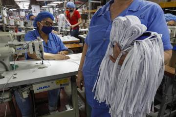 Tejiendo y cosiendo soluciones para la crisis Tejiendo y cosiendo soluciones para la crisis