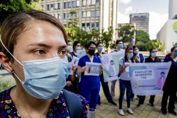 Protesta de médicos residentes que exigen pago de salarios en Colombia Protesta de médicos residentes que exigen pago de salarios en Colombia