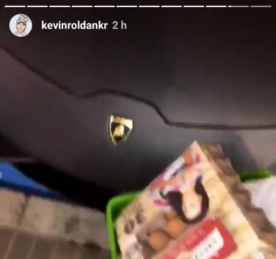 Esta es la imagen del video que compartió Roldan saliendo del supermercado y llegando al Lamborghini. Allí se ve la parte azul de la zona de parqueo preferencial. Esta es la imagen del video que compartió Roldan saliendo del supermercado y llegando al Lamborghini. Allí se ve la parte azul de la zona de parqueo preferencial.