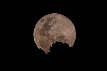 Noche de luna espléndida en tiempos de cuarentena Noche de luna espléndida en tiempos de cuarentena