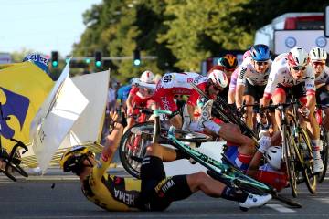 UCI pide sanciones tras caída en Vuelta a Polonia UCI pide sanciones tras caída en Vuelta a Polonia