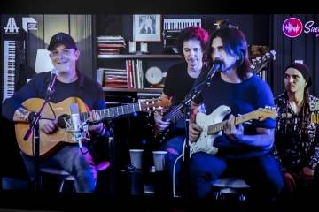 Aplaudir a un cantante, pero frente a la pantalla Aplaudir a un cantante, pero frente a la pantalla