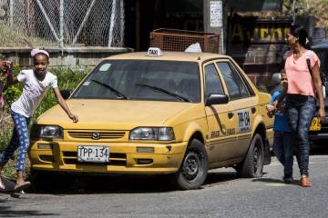 Medellín, ¿cementerio de carros? Medellín, ¿cementerio de carros?