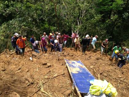 Tres campesinos murieron sepultados por derrumbe en Cocorná - El Colombiano