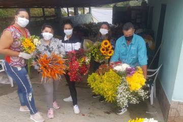 Floricultores de Medellín se reinventan con las ventas virtuales Floricultores de Medellín se reinventan con las ventas virtuales