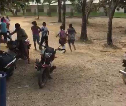 Los menores tuvieron que salir del colegio después del enfrentamiento. FOTO TOMADA DE VIDEO Los menores tuvieron que salir del colegio después del enfrentamiento. FOTO TOMADA DE VIDEO