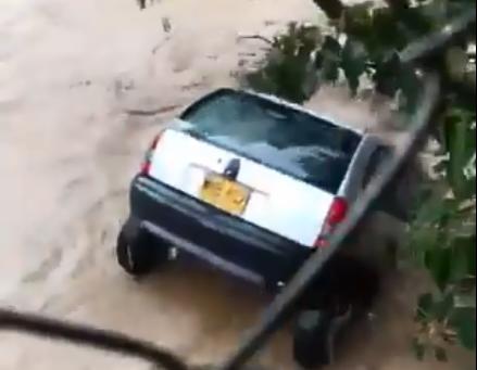 Un automóvil, sin ocupantes, fue arrastrado por la corriente de agua que afectó la vía central de Santa Elena por el desbordamiento de la quebrada. FOTO CAPTURA DE VIDEO Un automóvil, sin ocupantes, fue arrastrado por la corriente de agua que afectó la vía central de Santa Elena por el desbordamiento de la quebrada. FOTO CAPTURA DE VIDEO