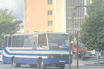 En Ucrania, hombre secuestra bus con 20 personas a bordo En Ucrania, hombre secuestra bus con 20 personas a bordo