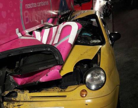 Resultado de imagen para taxi queda debajo de un bus en medellin