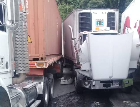 El tanque de combustible de uno los vehículos se dañó. FOTO GUARDIANES ANTIOQUIA El tanque de combustible de uno los vehículos se dañó. FOTO GUARDIANES ANTIOQUIA
