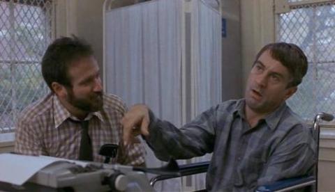 <i>Despertares</i> (1990). En esta película interpretó a un psicólogo que trabaja con pacientes de encefalitis letárgica. No se distancia de ellos, sino que se hace uno más y encontró la droga y les cambió la vida. Está basada en una historia real. Foto: Cortesía Robinwilliamscomm.weebly.com <i>Despertares</i> (1990). En esta película interpretó a un psicólogo que trabaja con pacientes de encefalitis letárgica. No se distancia de ellos, sino que se hace uno más y encontró la droga y les cambió la vida. Está basada en una historia real. Foto: Cortesía Robinwilliamscomm.weebly.com