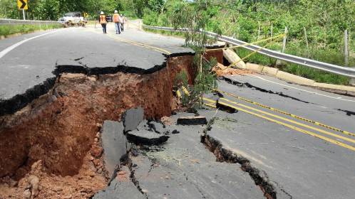 Vía entre Necoclí y San Juan de Urabá se hundió - El Colombiano