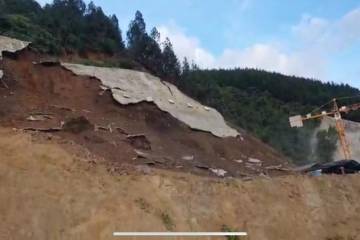 Deslizamiento en vía al Suroeste, sector de Amagá Deslizamiento en vía al Suroeste, sector de Amagá