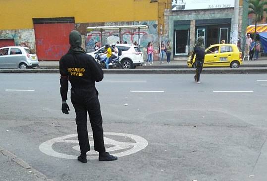 Encapuchados sobre la carrera 67 o Barranquilla, a las afueras de la Universidad de Antioquia. FOTO MATEO RESTREPO ARREDONDO Encapuchados sobre la carrera 67 o Barranquilla, a las afueras de la Universidad de Antioquia. FOTO MATEO RESTREPO ARREDONDO