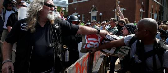 Desde que se supo que habría una multitudinaria marcha de supremacistas blancos, Charlottesville fue escenario de fuertes enfrentamientos que evidencian la polarización del país. FOTO reuters Desde que se supo que habría una multitudinaria marcha de supremacistas blancos, Charlottesville fue escenario de fuertes enfrentamientos que evidencian la polarización del país. FOTO reuters