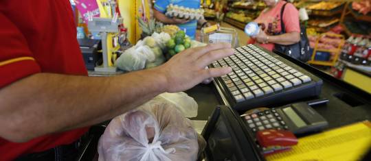 La Central Mayorista de Antioquia transa entre 7.000 y 9.000 toneladas de alimentos al día. FOTO Donaldo Zuluaga La Central Mayorista de Antioquia transa entre 7.000 y 9.000 toneladas de alimentos al día. FOTO Donaldo Zuluaga