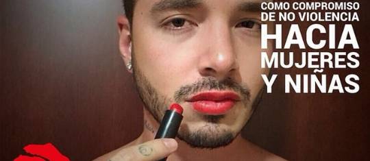 J. Balvin compartió su fotografía con los labios pintados de rojo en Twitter e Instagram. FOTO @jbalvin