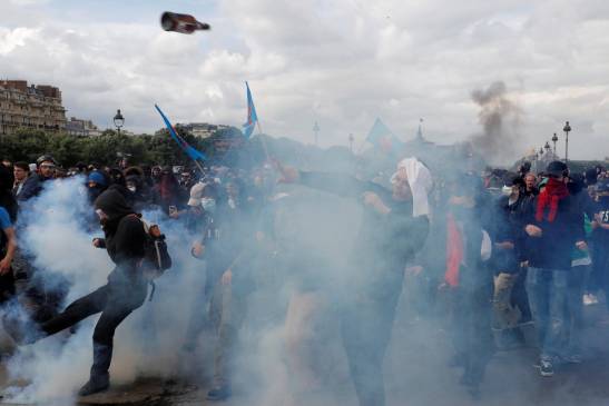 Las autoridadesintentan controlar a los manifestantes con gases lacrimógenos. FOTO Reuters Las autoridadesintentan controlar a los manifestantes con gases lacrimógenos. FOTO Reuters