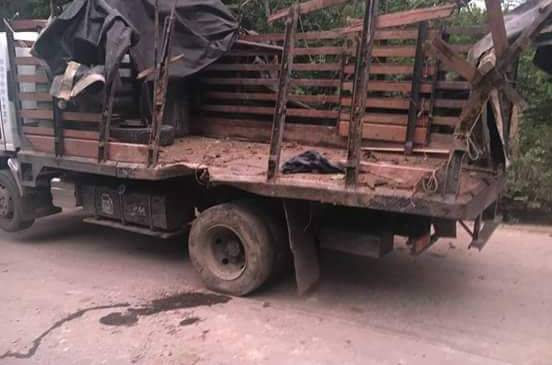 Así quedó el vehículo en el que se movilizaban los militares, durante el atentado perpetrado este martes. FOTO Cortesía Guardianes Antioquia Así quedó el vehículo en el que se movilizaban los militares, durante el atentado perpetrado este martes. FOTO Cortesía Guardianes Antioquia