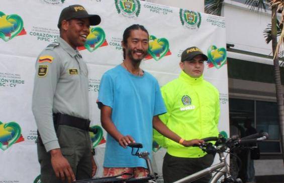 Recuperan bicicleta robada a hombre que daba la vuelta al mundo