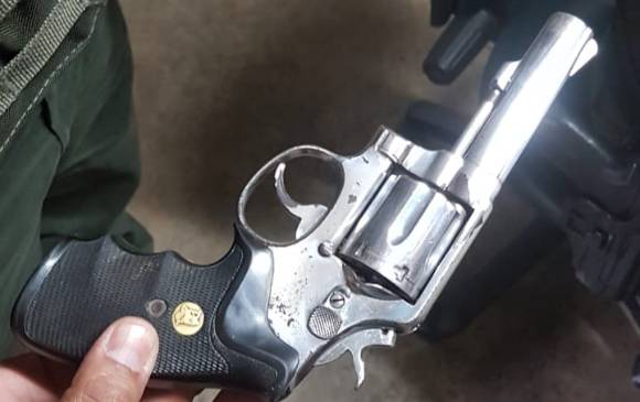 Esta fue una de las dos armas encontradas al interior del ataúd. FOTO: CORTESÍA GUARDIANES ANTIOQUIA Esta fue una de las dos armas encontradas al interior del ataúd. FOTO: CORTESÍA GUARDIANES ANTIOQUIA