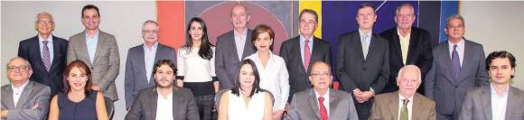 De pie: Julio Acosta (vicerrector), Cipriano López (Haceb), José Alonso González (experto en urbanismo), María Clara Aristizábal (directiva G. Argos), Carlos Ignacio Gallego (Nutresa), José Alberto Vélez (presidente y empresario), Juan Luis Mejía (rector), José Manuel Restrepo (exgerente de Caracol Medellín), y Hugo Castaño (Sec. Gral. Eafit). Sentados: Alejandro Ceballos (empresario), Magda Restrepo Arango (Fraternidad Medellín), Santiago Londoño (Energía y Potencia), Luz María Correa (El Cóndor), Juan Rafael Cárdenas (fundador), Jorge Iván Rodríguez (fundador) y David Escobar Arango (Comfama). FOTO Cortesía Eafit De pie: Julio Acosta (vicerrector), Cipriano López (Haceb), José Alonso González (experto en urbanismo), María Clara Aristizábal (directiva G. Argos), Carlos Ignacio Gallego (Nutresa), José Alberto Vélez (presidente y empresario), Juan Luis Mejía (rector), José Manuel Restrepo (exgerente de Caracol Medellín), y Hugo Castaño (Sec. Gral. Eafit). Sentados: Alejandro Ceballos (empresario), Magda Restrepo Arango (Fraternidad Medellín), Santiago Londoño (Energía y Potencia), Luz María Correa (El Cóndor), Juan Rafael Cárdenas (fundador), Jorge Iván Rodríguez (fundador) y David Escobar Arango (Comfama). FOTO Cortesía Eafit